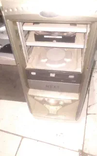 فروش مانیتور و کیس و ۲ عدد بلند گو