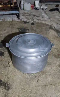 دیگ وماهیتابه بزرگ و اجاق گار