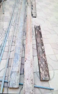 تعدادی تیرآهن و لوله