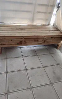 تخت چوبی برای باغ