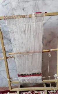 دار قالی با نخ و پود و ابزار