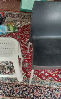 صندلی و چهار پایه