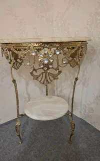 میز برنز کاملا نو