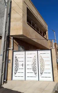 ۹۳ متر + ۴۵ متر حیاط اختصاصی ۴ سال ساخت سند ۶ دانگ