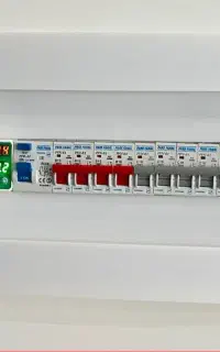 برقکار نصب آیفون و عیب یابی و رفع اتصالی