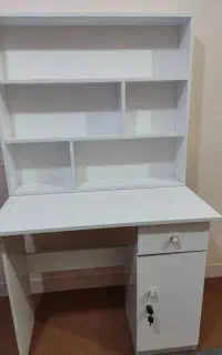 میز تحریر و کتابخانه