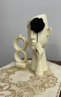 مجسمه چهره و گلدان دونات