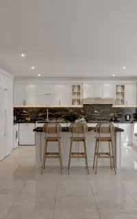 منشی نمایشگاه کابینت