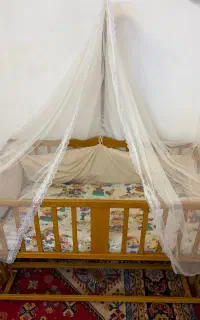 تخت کنار مادر