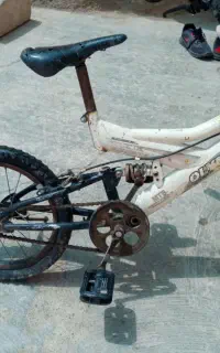 یک دوچرخه زرد
