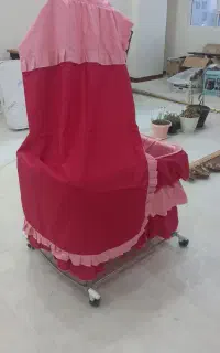 کریر و تخت کنار مادر