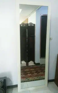 آینه دور قاب سفید