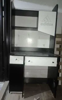 میز کامپیوتر کتابخانه دار همراه تخت ادیداس