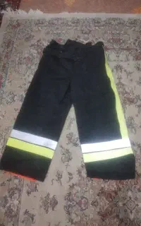 شلوار اتش نشانی و دست کش و چراغ