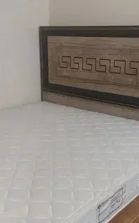 یک عدد تخت دونفره با تشک کارکرده