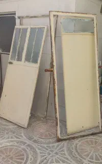 ۲ تا درب آهنی سنگین قدیمی با چهارچوب ۲ تا چارپایه