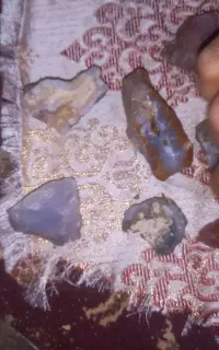 گوهرهای عقیق کبود و سوسنی خام وغیره
