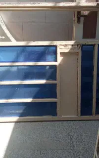 درب آهنی محکم با چارچوب