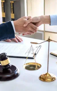 وکیل دادگستری و مشاور حقوقی