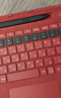 کیبورد و قلم سرفیس ۸