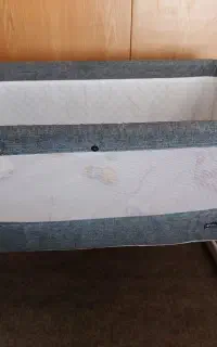 تخت کنار مادر