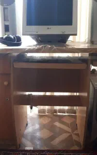 کامپیوتر و میز با باند اسپیکر