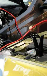 باطری به باتری خودرو در محل  کابل باطری