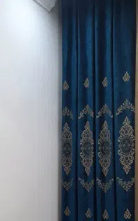 دو عدد کنار پرده
