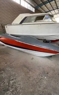 کارگر فایبرگلاس کار و کارگر ساده