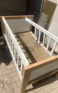 درب آپارتمانی و تخت نوزاد
