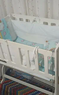 تخت نوزاد کنار مادر