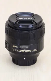 لنز نیکون Nikon 85mm F/1.8G AF-S در حد آکبند