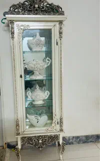 گنجه با ظروف دکوری