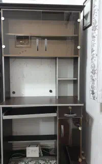 میز کامپیوتر و لپ تاپ به همراه کتابخانه