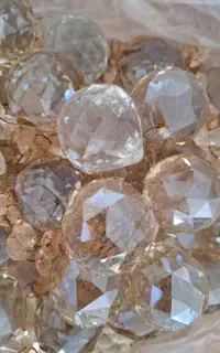 تعداد زیاد از کریستال و گوی کریستال مخصوص لوستر