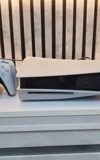 PS5 و دو دسته و پایه شارژ