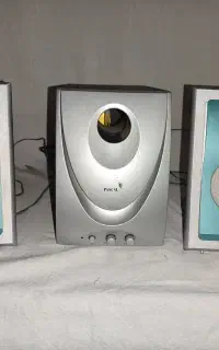 اسپیکر و یک جفت باند