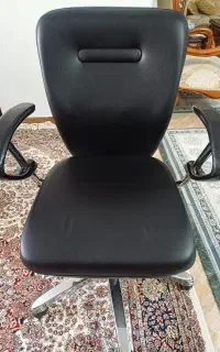 صندلی اداری و کامپیوتر