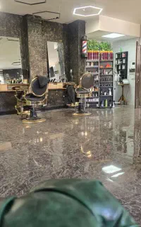 شاگرد و وردست ارایشگاه مردانه