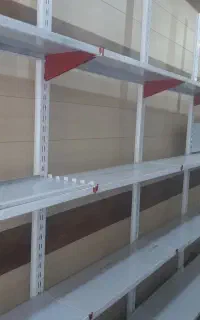 قفسه ایستاده