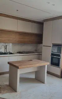 نیروی کار جوان در کابینت سازی