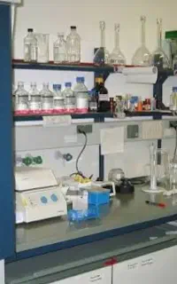 مهندس شیمی و آزمایشگاه