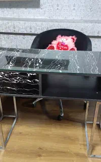 میز ناخن کنار لمسه