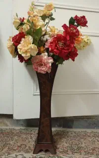 گلدان به همراه گل ها
