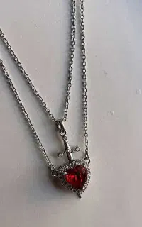 گردنبند قلب و شمشیر