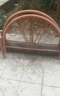 تخت فلزی