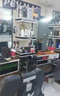 دکور آرایشگاه مردانه چوب هایگلاس با آینها