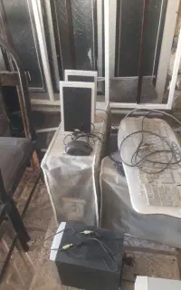 فروش فوری یک کامپیوتر قدیمی با کلیه وسایل