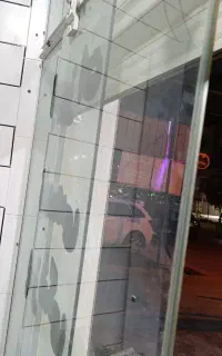 شیشه درب مغازه
