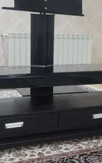 زیر تلوزیونی چرمی وشیشه ای بسیار زیبا وسالم